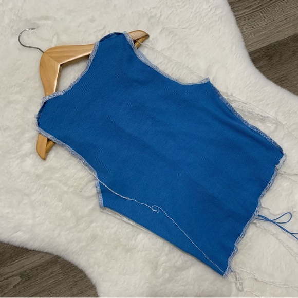 Sleeveless tie front two-toned deconstructed top - Picture 2 of 3